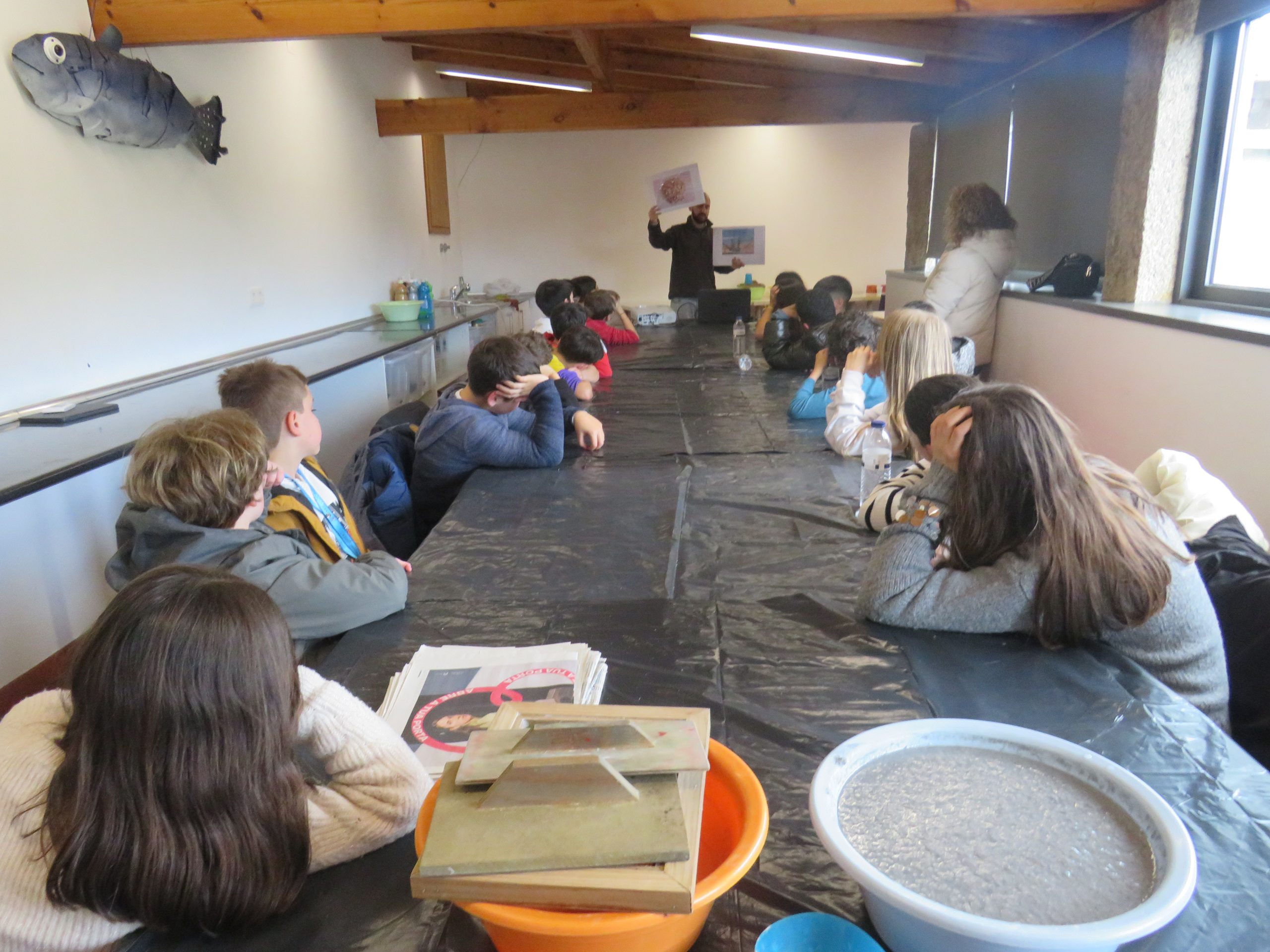 🌍 Escola Básica António Correia de Oliveira no CEA para Oficina "Vamos Reciclar Papel"🌿♻️ 1 IMG 8131 scaled