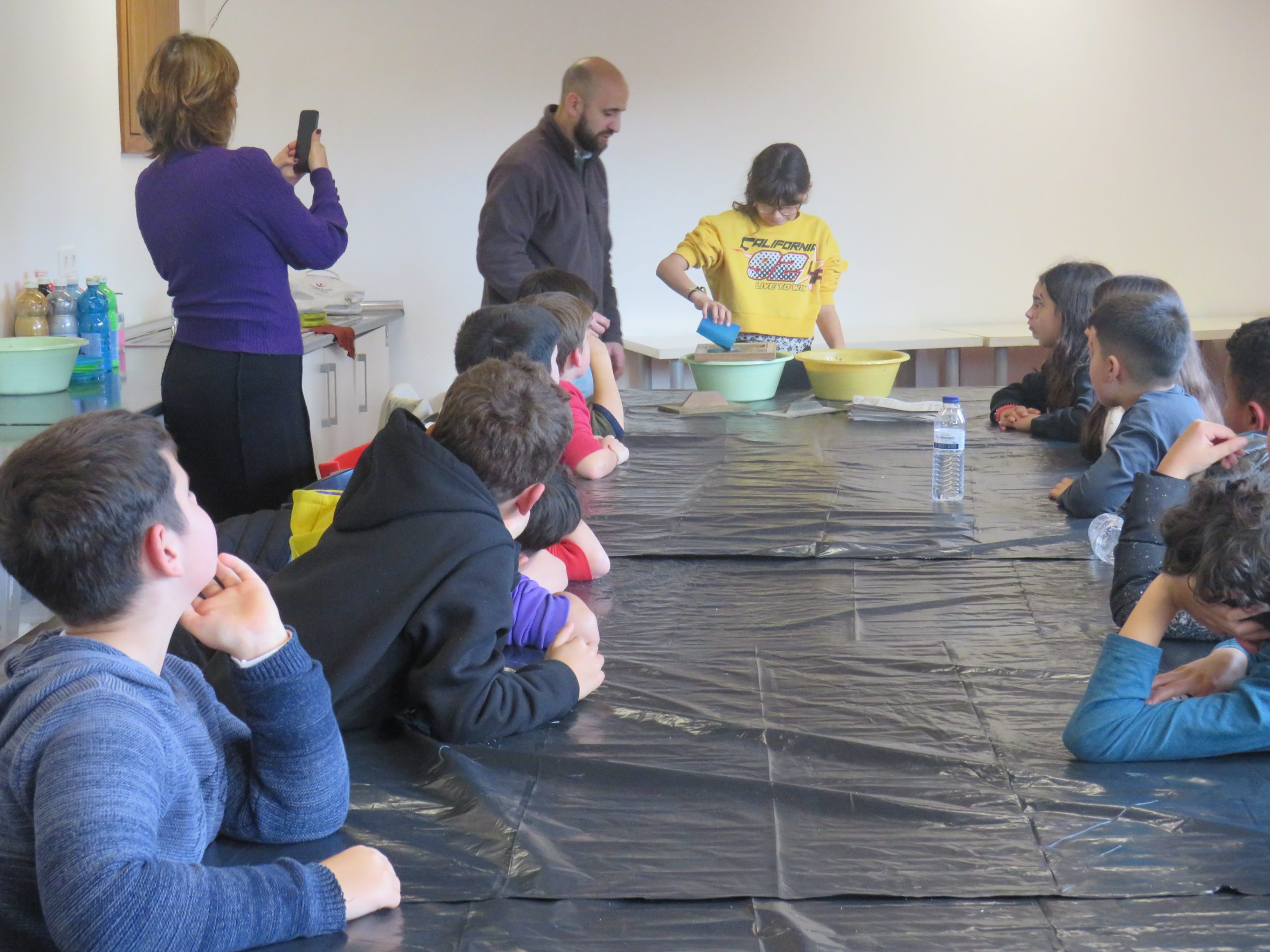 🌍 Escola Básica António Correia de Oliveira no CEA para Oficina "Vamos Reciclar Papel"🌿♻️ 3 IMG 8135 scaled