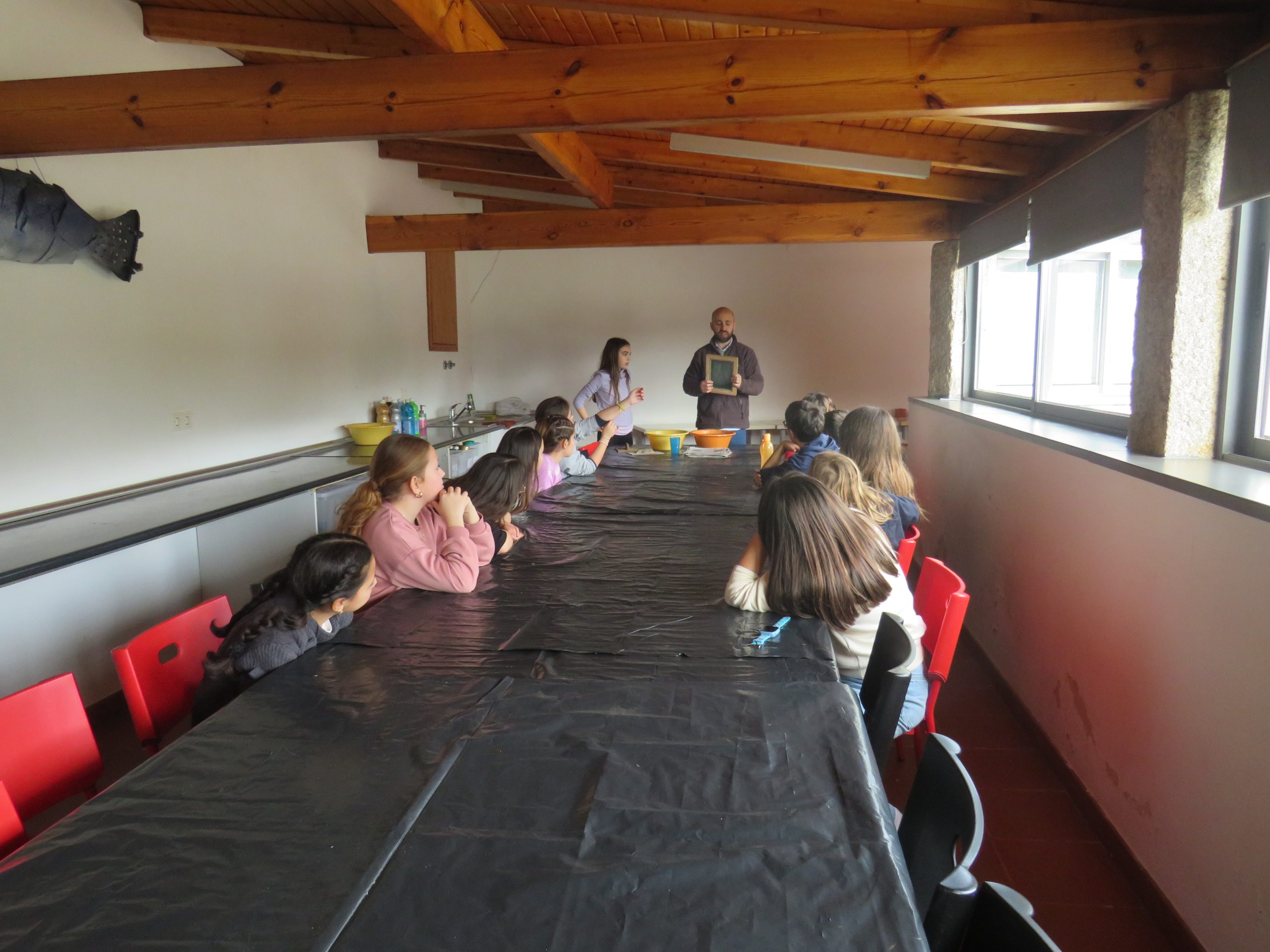 Escola Básica de Apúlia regressou ao CEA para Oficina "Vamos Reciclar Papel" 3 IMG 8166 scaled