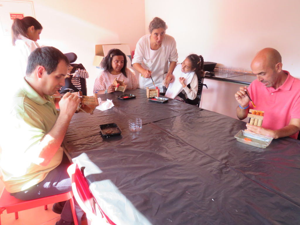 APPACDM de Esposende e crianças particulares participam na oficina Use e Re-Use: Rolhas de cortiça! 3 IMG 2578